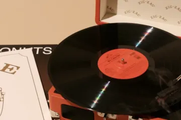 Zig-Zag portable vinyl record player